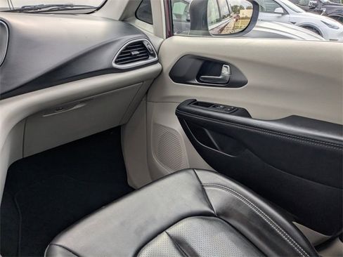 Used 2023 Chrysler Pacifica Touring-L image 17