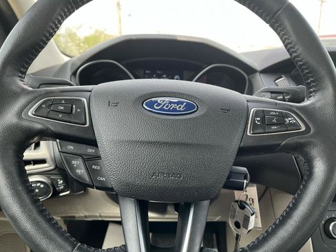 Used 2016 Ford Focus SE w/ SE Cold Weather Package FWD image 9