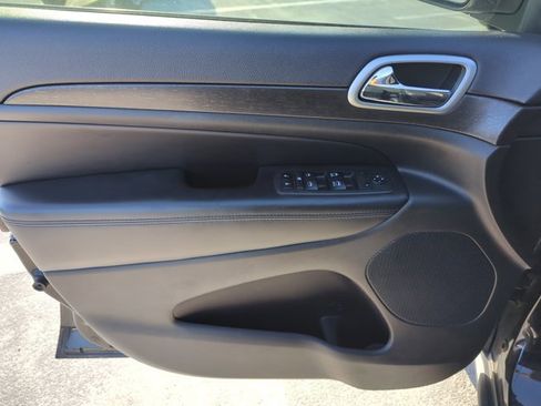 Used 2018 Jeep Grand Cherokee Laredo image 7