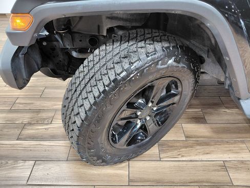 Used 2021 Jeep Wrangler Unlimited Sahara AWD/4WD image 32