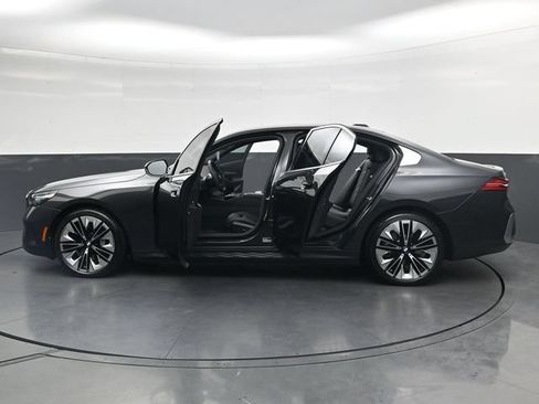Used 2025 BMW i5 eDrive40i w/ Premium Package RWD image 41