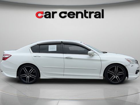 Used 2017 Honda Accord Touring image 6