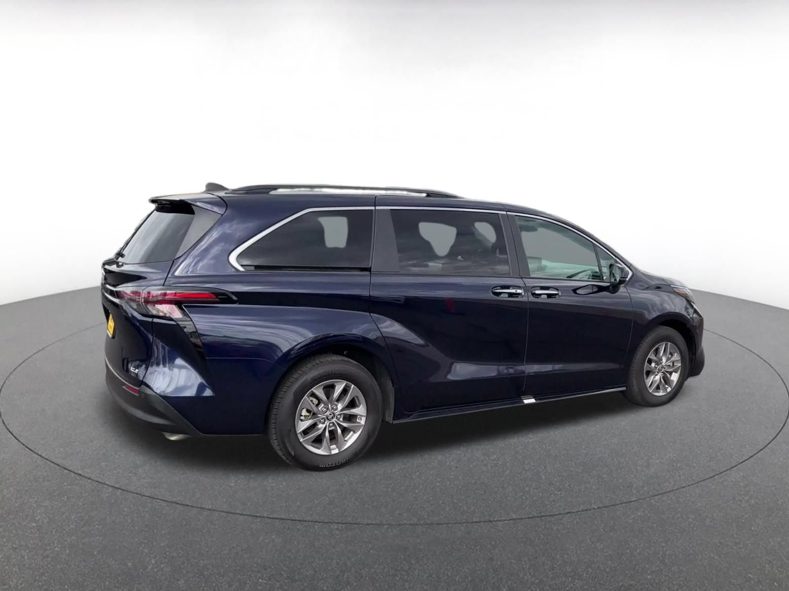 Used 2025 Toyota Sienna XLE FWD image 14