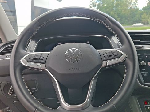 Used 2022 Volkswagen Tiguan SE FWD image 18