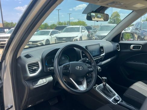 Used 2025 Hyundai Venue SEL FWD image 21