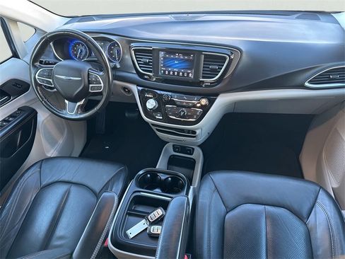 Used 2020 Chrysler Pacifica Touring-L image 26