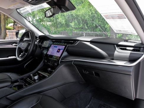 Used 2022 Jeep Grand Cherokee Limited image 23