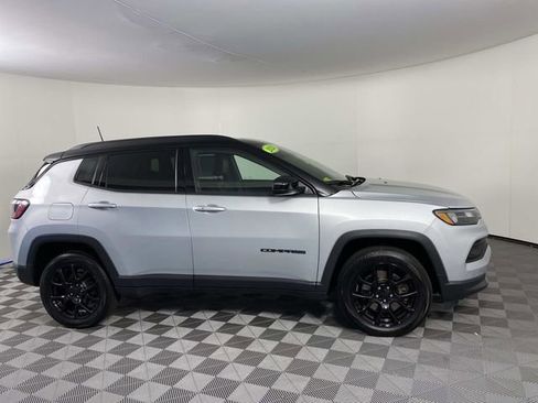Used 2024 Jeep Compass Latitude w/ Sun and Sound Group AWD/4WD image 10