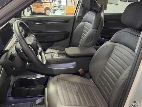 Used 2024 Kia EV9 Land image 29