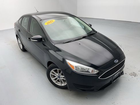 Used 2017 Ford Focus SE image 2