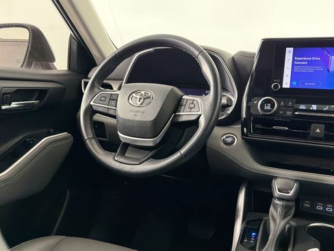 Used 2023 Toyota Highlander XLE AWD/4WD image 28