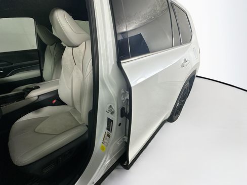 Used 2025 Toyota Grand Highlander AWD Hybrid image 12