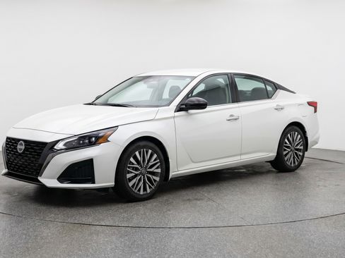 Used 2025 Nissan Altima 2.5 SV FWD image 3