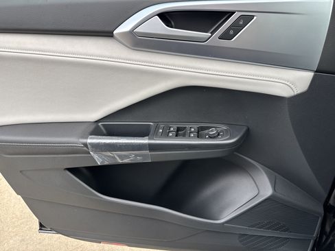 New 2026 Volkswagen Taos SE FWD image 8