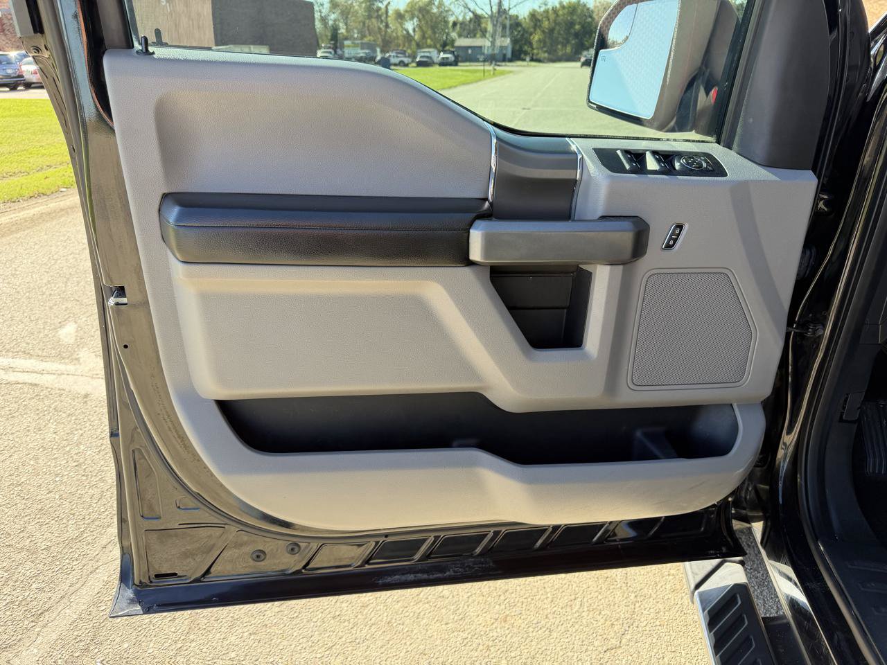 Used 2016 Ford F150 XLT w/ Equipment Group 302A Luxury AWD/4WD image 14