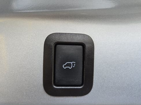 Used 2019 Toyota Highlander XLE AWD/4WD image 14