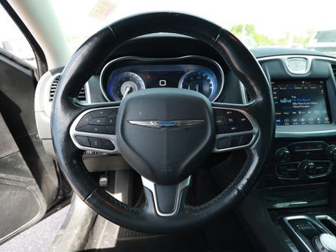 Used 2019 Chrysler 300 Touring image 6
