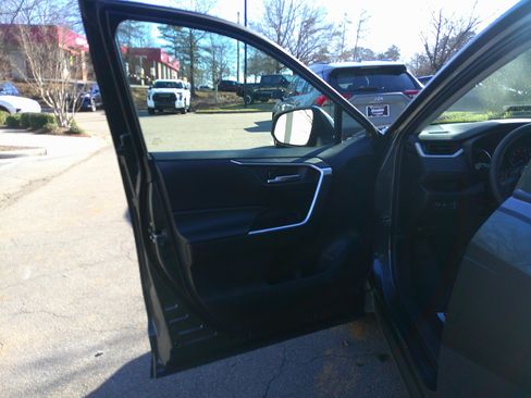 Used 2022 Toyota RAV4 XLE image 14