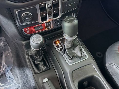 Used 2025 Jeep Gladiator Rubicon w/ Convenience Group AWD/4WD image 37