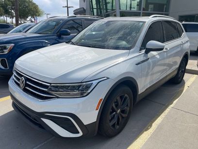 Used 2024 Volkswagen Tiguan SE w/ Panoramic Sunroof Package
