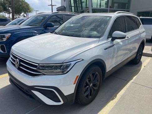 Used 2024 Volkswagen Tiguan SE w/ Panoramic Sunroof Package FWD image 1