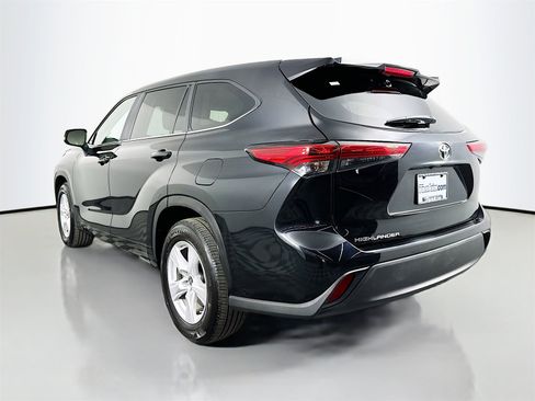 Certified 2023 Toyota Highlander L image 5
