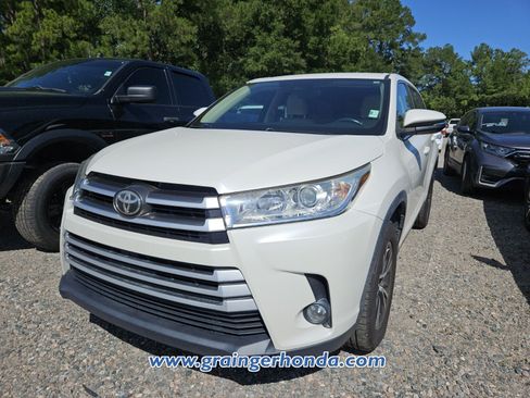 Used 2019 Toyota Highlander Plus FWD image 2