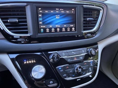 Used 2018 Chrysler Pacifica Touring-L FWD image 14
