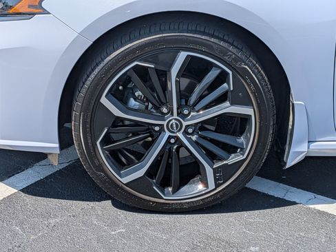 Used 2025 Nissan Altima 2.5 SR w/ SR Premium Package image 10