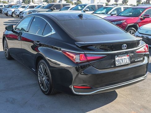Used 2022 Lexus ES 300h w/ Premium Package image 7