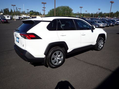 Used 2021 Toyota RAV4 LE image 5