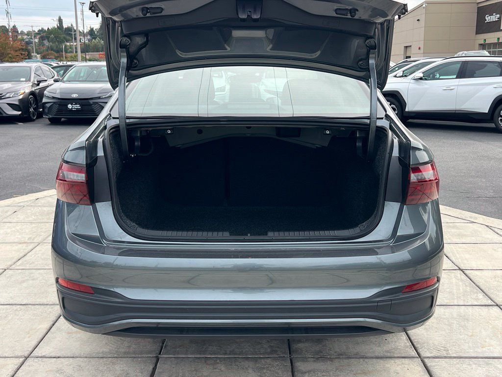 Used 2025 Volkswagen Jetta SE FWD image 10