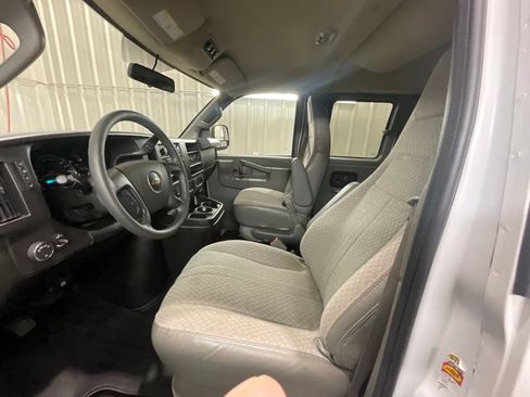 Used 2025 Chevrolet Express 3500 LS RWD image 9