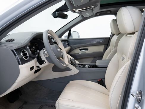 New 2025 Bentley Bentayga V8 image 15