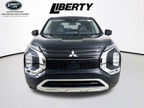 Used 2023 Mitsubishi Outlander SE image 2