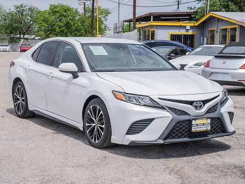 Used 2020 Toyota Camry SE image 3