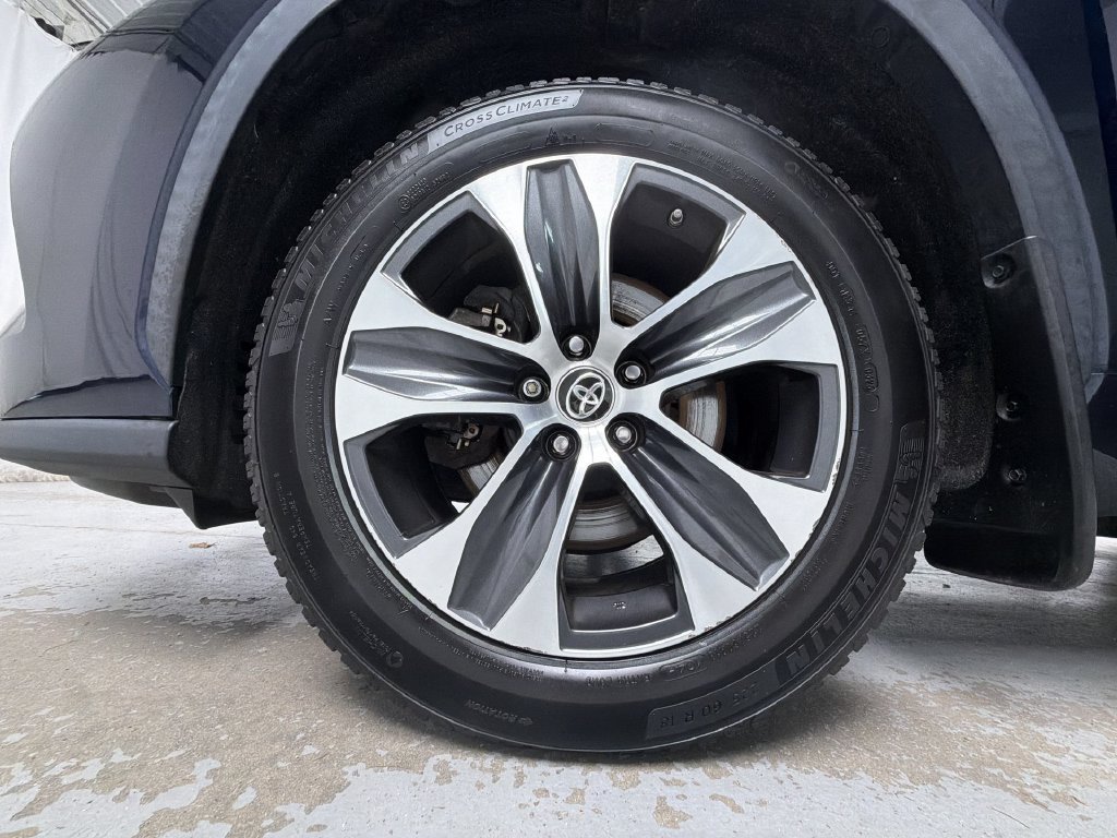 Used 2021 Toyota Highlander XLE AWD/4WD image 14