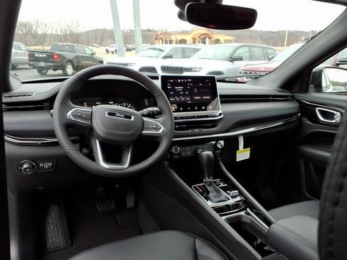 New 2026 Jeep Compass Latitude image 11