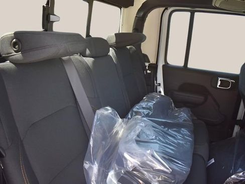 New 2025 Jeep Gladiator Sport image 15