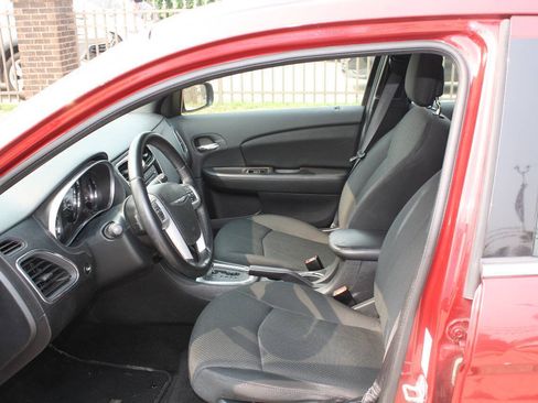 Used 2011 Chrysler 200 Touring FWD image 6
