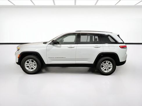 Used 2023 Jeep Grand Cherokee Laredo w/ Luxury Tech Group I RWD image 23