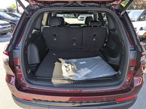 New 2025 Jeep Grand Cherokee Altitude AWD/4WD image 31