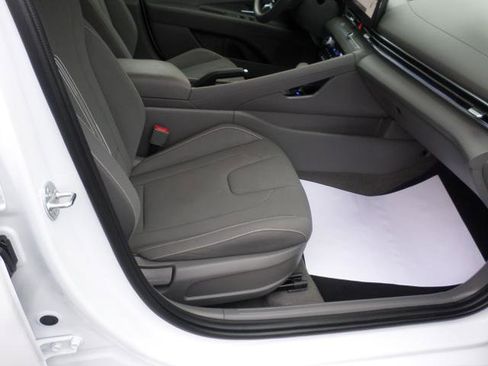 Used 2024 Hyundai Elantra SEL image 2