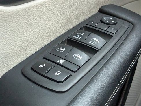 Used 2024 Chrysler Pacifica Touring-L image 21