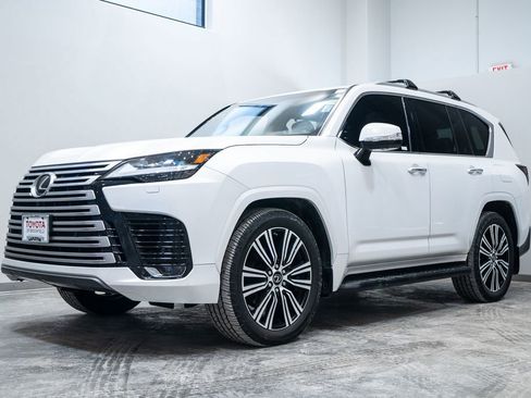 Used 2023 Lexus LX 600 4WD w/ Luxury Package image 3