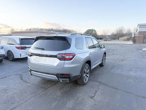 Used 2025 Honda Pilot Touring image 6