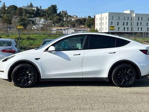 Used 2023 Tesla Model Y Long Range image 11