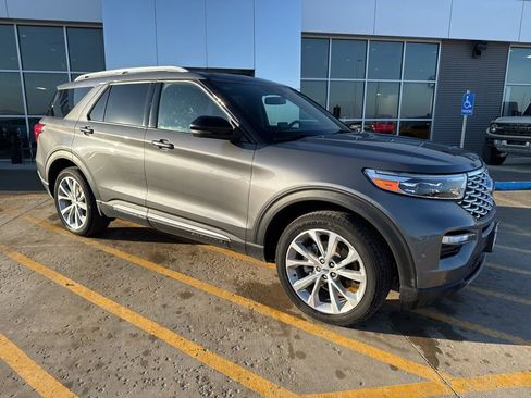 Used 2023 Ford Explorer Platinum w/ Technology Package AWD/4WD image 2