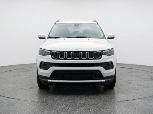Used 2025 Jeep Compass Latitude AWD/4WD image 2