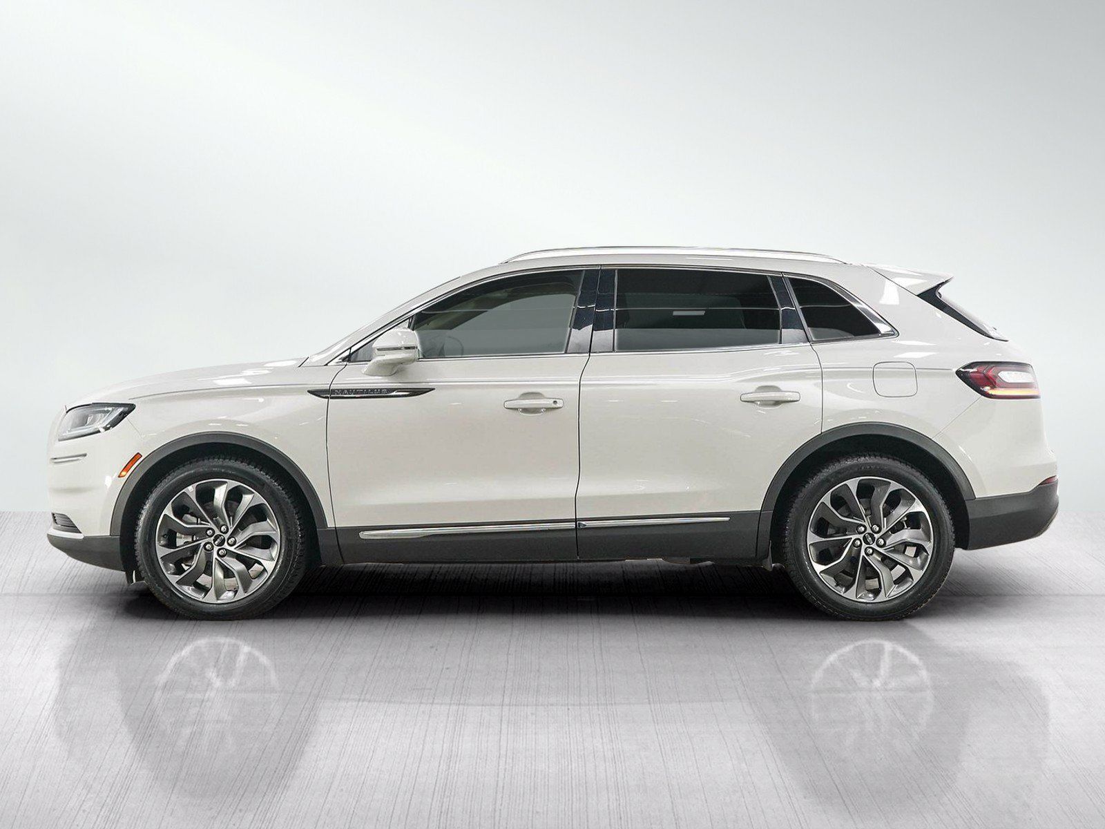 Used 2021 Lincoln Nautilus Reserve w/ Class II Trailer Tow Package AWD/4WD image 2